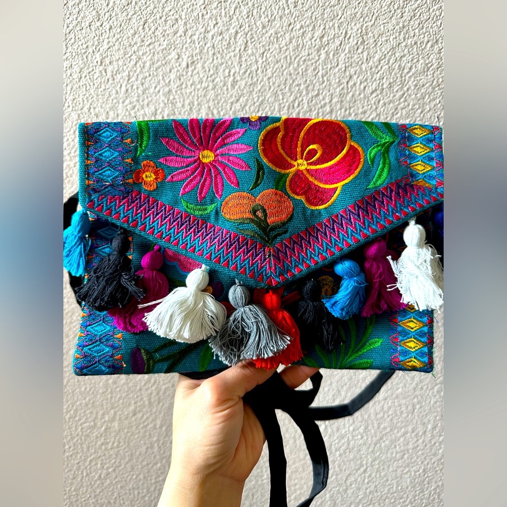 Beautiful Clutch, Strap Included - Picture 4 of 4